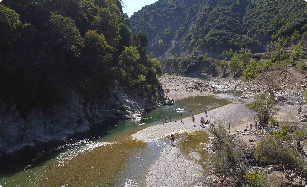 Ποτάμι και ορεινό τοπίο της Θεσσαλίας